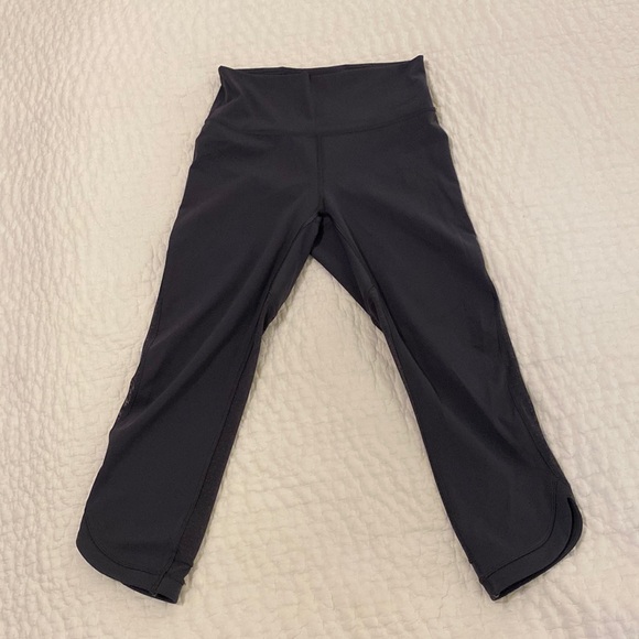 Lululemon cropped leggings with mesh detail - Picture 1 of 6